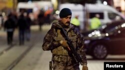 Forțele de securitate turce la locul exploziei, Istanbul, Turcia, 13 noiembrie 2022.
