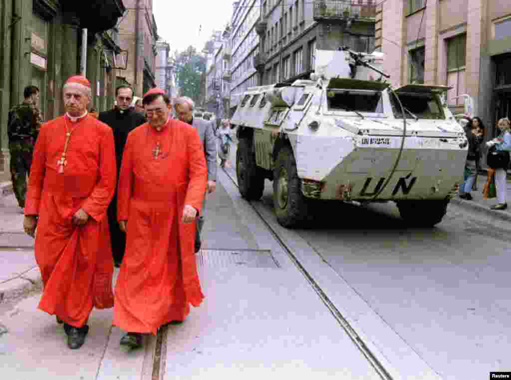 Fransuz kardinaly Roger Etchegaray (çepde) we bosnia kardinaly Winko Puljç &nbsp;Saraýewoda, 15-nji awgust, 1995. Kardinal Etchegaray pop Jon Pol ikinjiden saraýewolylar bilen raýdaşlyk habaryny getirdi.&nbsp;