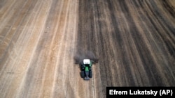 Tractor la o fermă particulară de lângă Kiev în august 2023.