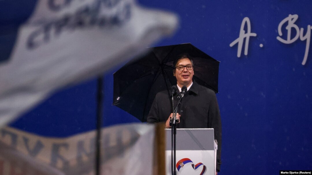Predsednik Srbije Aleksandar Vučić obraća se svojim pristalicama tokom mitinga ispred zgrade Skupštine u Beogradu, Srbija, 26. maja 2023. 