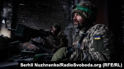 Украинские военнослужащие сражаются за Бахмут, город в Донецкой области, 25 февраля. После нескольких месяцев изнурительных боев и «мясных штурмов» город в мае перешел в руки российских войск. Автор: Сергей Нужненко, украинская редакция «Азаттыка».