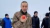 Această imagine din 4 februarie 2023 arată un soldat ucrainean recent eliberat care ține în mână un măr, pentru prima dată după un an de captivitate.&nbsp;<a href="https://www.instagram.com/p/CoUYo45Kpy2/?hl=en" target="_self">Înregistrarea video</a> de la fața locului arată cum bărbatului nu-i vine să creadă că mușcă din acel fruct.<br />
<br />
Imaginea este una dintre zecile de fotografii cu eliberarea deținuților, făcute în ultimul an, multe realizate în locații nespecificate din Ucraina, care arată emoția sinceră a bărbaților și femeilor întorși în brațele celor dragi.&nbsp;