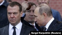 Експерезидент РФ Дмитро Медведєв (л) і лідер РФ Володимир Путін, архівне фото, 2017 рік