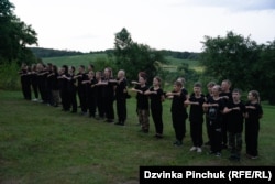 Djeca recituju Molitvu ukrajinskog nacionaliste, patriotsku zakletvu koja je sada popularna među nekim vojnim jedinicama u Ukrajini. Ljetni kamp u Holodnom jaru, Ukrajina, ljeto 2024.