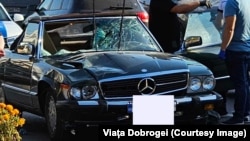 Tânărul de 19 ani conducea o maşină de epocă atunci când a intrat în plin într-un grup de 8 persoane, aflate pe marginea drumului dintre Vama Veche şi 2 Mai.