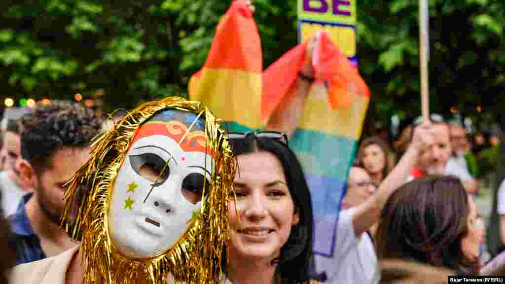 Por, duhet rikujtuar edhe që, pavarësisht mbajtjes së këtyre paradave, Kosova renditet si vendi më pak mikpritës për personat e komunitetit LGBTI+ në mesin e vendeve të Ballkanit dhe më keq se vendet e Bashkimit Evropian, sipas një raporti të publikuar në mars të këtij viti, nga Spartacus Gay Travel Index.