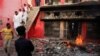 Njerëzit të mbledhur në një ndërtesë kishe të vandalizuar nga protestuesit në Jaranvala, Pakistan, më 16 gusht 2023.