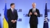 Ministrul de externe al Ucrainei Dmitro Kuleba și secretarul general al NATO Jens Stoltenberg (d) la o conferință de presă în timpul unei întâlniri a miniștrilor de externe ai NATO la sediul NATO de la Bruxelles, 4 aprilie 2023.