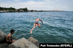 Кайраккум суу сактачына түшүп жаткан балдар