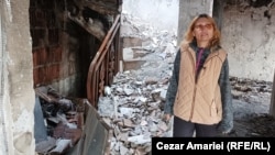 Sinistrata Doina Iliescu în casa distrusă de explozia din Crevedia. Familia sa a fost victima unui nou incendiu la un an și cinci luni de la tragedia precedentă.