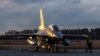 Un avion de luptă F16, aici pe un aerodrom din Norvegia. Sunt unele dintre cele mai performante avioane de vânătoare din lume. În Europa se află în Olanda, Danemarca și România. 
