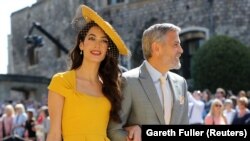 Amal Clooney és George Clooney megérkeznek a Szent György-kápolnához Windsorban Meghan Markle és Harry herceg esküvőjére 2018. május 19-én.