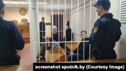 Алесь Бяляцкі, Валянцін Стэфановіч і Ўладзімер Лабковіч у судзе. Менск, 5 студзеня 2023