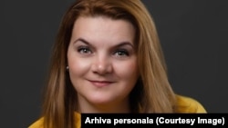 Oana Moșoiu este lector universitar la Facultatea de Științe ale Educației de la Universitatea din București. Este trainer și expert în educație​​​​​​​ și are experiența formării în Danemarca, unde a văzut cum sunt formați profesorii și învățătorii.