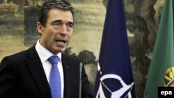 Sekretari i NATO-s, gjeneral Anders Fog Rasmusen gjat1% konferencës për shtyp në Lisbonë, 19 nëntor 2010