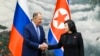 Ministrul rus de externe Serghei Lavrov (s), stânga, și ministrul nord-coreean de externe Choe Son Hui (d) își strâng mâna în timpul întâlnirii lor de la Phenian, Coreea de Nord.