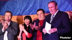 Armenia - Gagik Tsarukian and senior members of his Prosperous Armenia Party applaud former President Levon Ter-Petrosian at an opposition rally in Yerevan, 11Oct2014.