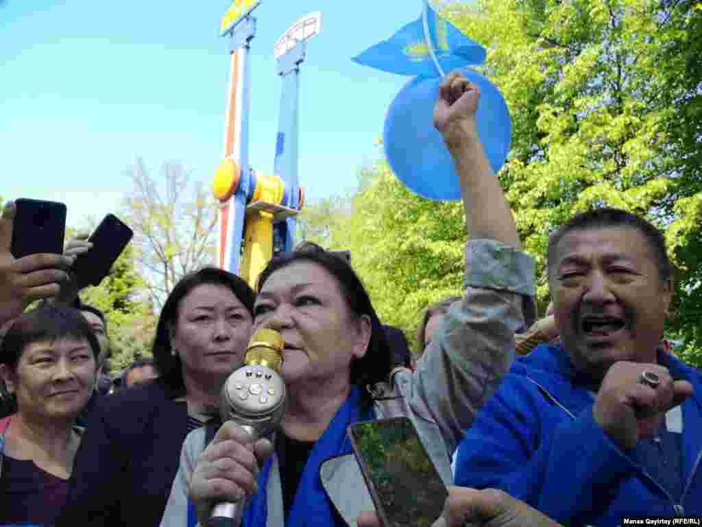 В Алматы протестующие собрались в Центральном парке отдыха ( ранее &ndash; парк имени М. Горького). Десятки людей потребовали от властей проведения честных выборов и выразили протест строительству атомной электростанции в Казахстане. Некоторые из протестующих пришли&nbsp; с голубыми воздушными шарами. Алматы, 1 мая 2019 года.&nbsp;
