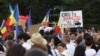 Imagine de la un protest din luna iulie al susținătorilor teoriei conspirației potrivit căreia nu există Covid 19