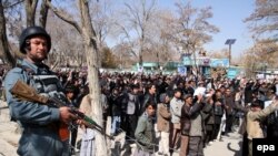 A soldier keeps watch as members of the Hazara community rally to protest against the kidnapping of 31 men allegedly by the Islamic State (IS), in the central Afghan city of Ghazni in March.