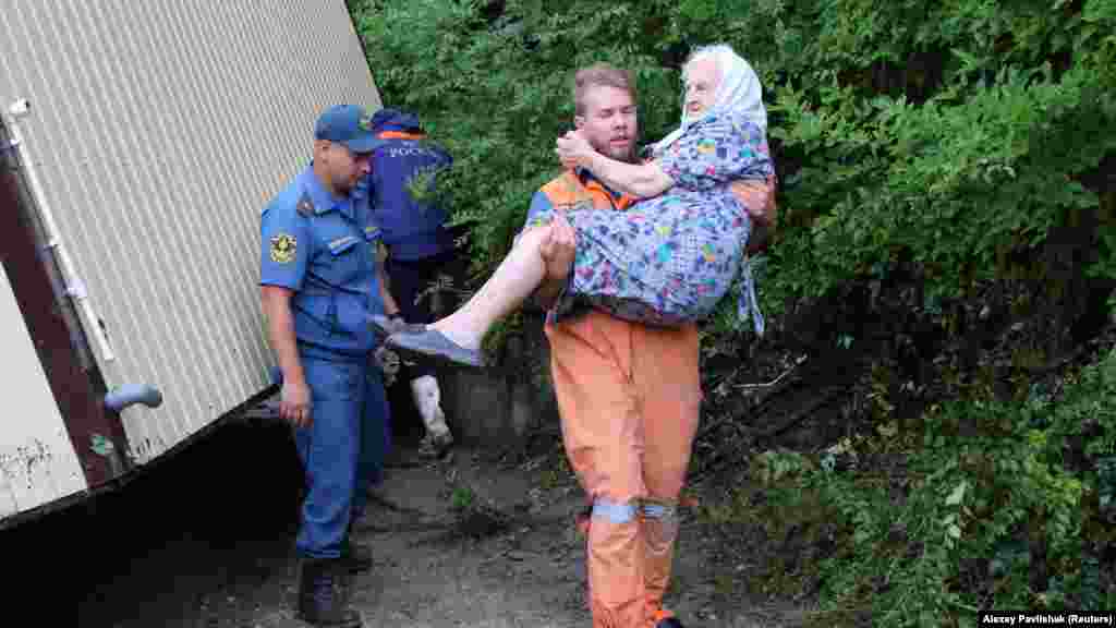 Из всех населенных пунктов Бахчисарайского района поселок Куйбышево во время ливней, которые прошли в горах, пострадал больше всего.&nbsp; На фото: спасатель несет на руках пожилую женщину после затопления