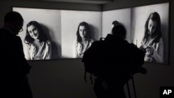 Anne Frank avea 13 ani când a fost dusă într-un lagăr nazist. A murit doi ani mai târziu, din cauza unei epidemii de tifos. 