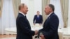 Россия давлат агентлиги «Спутник» томонидан тарқатилган расмий фотосуратда Россия Президенти Владимир Путин 2025 йил 6 август куни Москвода ўтказиладиган музокаралардан аввал АҚШ махсус элчиси Стив Виткоффни кутиб олаётгани акс эттирилган.