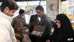 رییس جمهوری ایران گفته است که سال تازه خورشيدی، سال دگرگونی های بزرگ برای اقتصاد ايران خواهد بود. (عکس: AFP)