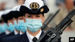 Franța a anulat tradiționala paradă militară de 14 iulie, dar aproximat 2.000 de soldați au participat la o ceremonie în Place de la Concorde