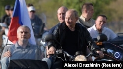Владимир Путин һәм аның Кырымдагы тугрысы Сергей Аксенов байкерлар җыенында, Акъяр янында, 10 август 2019