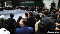 محمود احمدی‌نژاد در منتهی الیه سمت راست تصویر، بسیار دور از علی خامنه‌ای نشسته است.
