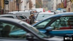 Védőmaszkot viselő járókelő a budapesti Rákóczi úton 2020. november 11-én