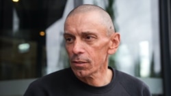 Ihar Karnei u Litvaniji u junu 2025. godine nakon što je, uz posredovanje SAD-a, oslobođeno 14 zatvorenika vlasti bjeloruskog moćnika Aleksandra Lukašenka.