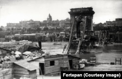 Разрушенный Цепной мост Сечени и Будайский замок. Фотография сделана вскоре после осады Будапешта