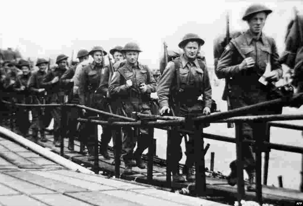 Фото зроблено 5 червня 1944 року. Британські військові вирушають в Саутсі, Портсмут в Англії, до посадки на десантний корабель перед висадкою в Нормандії 6 червня 1944 року, коли союзні війська штурмували пляжі Нормандії у День &laquo;Д&raquo;