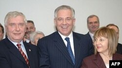 Josip Friščić, Ivo Sanader i Đurđa Adlešić 8. siječnja su potpisali koalicioni sporazum o formiranju Vlade