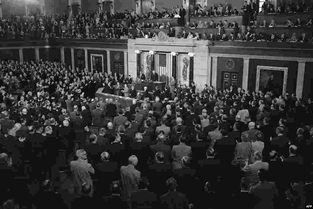 Президент Кеннеди Конгресте 1970 жылға қарай Айға алғашқы адамды ұшыру үшін қаражат бөлу жөнінде сөйлеп тұр. АҚШ, 26 мамыр 1961 жыл. &nbsp;