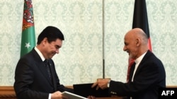 Afghanistan -- Afghan President Ashraf Ghani (R) exchanges documents with Turkmen President Gurbanguly Berdymukhamedov at the Presidential Palace in Kabul, August 27, 2015