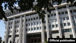 Жогорку Кеңеш менен президенттик администрациянын имараты. 