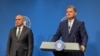 Ministrul Dezvoltării, Cseke Attila, (d) și premierul Ilie Bolojan (s). 