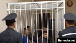 Mikalaý Statkewiç, Dzmitriý Wus, Alýaksandar Klýaskouski, Akýaksandar Kwatkewiç, Artsýom Hrybkou, Dzmitriý Bulanau we Andreý Pazniýak sud diňlenşigi mahalynda, Minski, 2011-nji ýylyň 11-nji maýy.