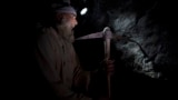 یو مزدور د سوات د زمردو په کان کې کار کوي - انځور له ارشیفه. 