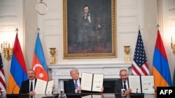 Američki predsjednik Donald Trump (u sredini), azerbejdžanski predsjednik Ilham Aliyev (lijevo) i armenski premijer Nikol Pashinyan pokazuju sporazum koji su potpisali u Bijeloj kući u Washingtonu, 8. augusta 2025. godine.