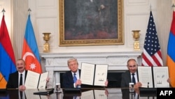Azərbaycan prezidenti İlham Əliyev, ABŞ prezidenti Donald Tramp və Ermənistan baş naziri Nikol Paşinyan Ağ evdə imzaladıqları Birgə Bəyannaməni nümayiş etdirirlər.