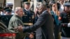 Secretarul american al Apărării, Lloyd Austin (dreapta), îl salută pe ministrul ucrainean al Apărării Rustem Umerov la Washington, D.C. , 2 iulie 2024.