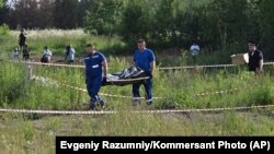 Keçmiş nəqliyyat naziri Roman Starovoytun cəsədi aparılır.