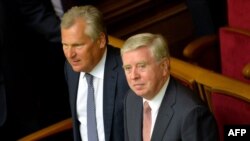 Александр Квасневський і Пет Кокс