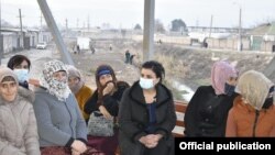 Ширин Амонзода дар ҳалқаи бонувони мардикорбозори шаҳри Бохтар. Акс аз Фейсбуки Вазорати меҳнат, муҳоҷират ва шуғли аҳолии Тоҷикистон