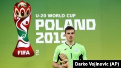Влітку 2019 року Лунін разом з юнацькою збірною України переміг на чемпіонаті світу й став найкращим воротарем турніру