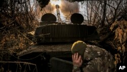 Українські військові ведуть вогонь на Донеччині, листопад 2024 року